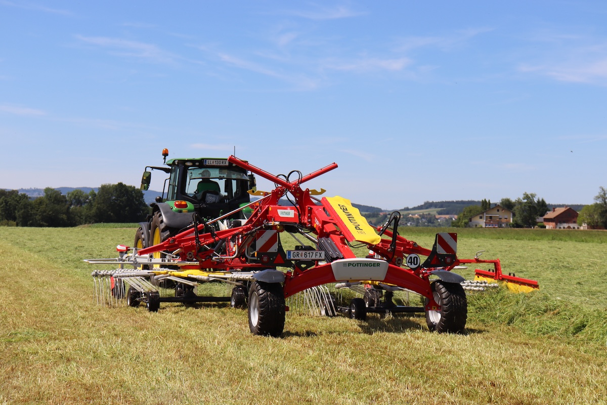 Ranghinatore a due giranti Pottinger Top VT 6280 con deposito laterale dell'andana in azione presso l'azienda agricola Musterhof Hutthaler